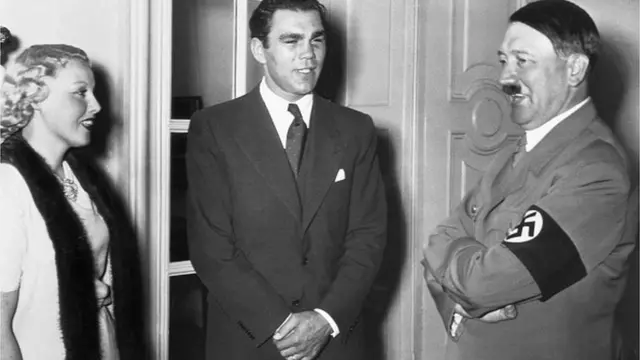 హిట్లర్(కుడివైపు)