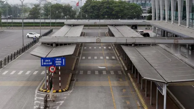 Sân bay Nội Bài vắng người trong những ngày thực hiện cách ly xã hội ở Việt Nam.