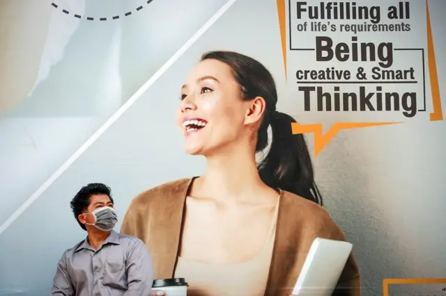 epa07289336 A man wears a protective mask as bad air pollution continues to affect Bangkok,