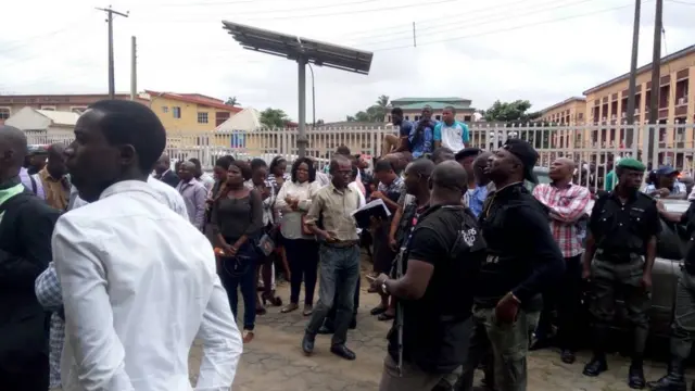 People wey come court for Evans trial
