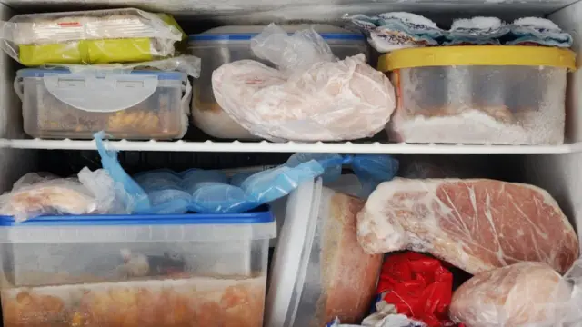 ফ্রিজে রাখা শাকসবজি রান্না করার আগে কিছুক্ষণ সাবান মিশ্রিত পানিতে রেখে ধুয়ে নেয়ার উপদেশ