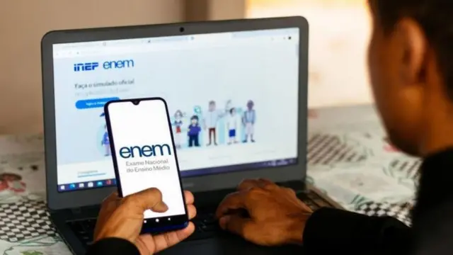 Jovem segura celular enquanto se conecta a site do Enem