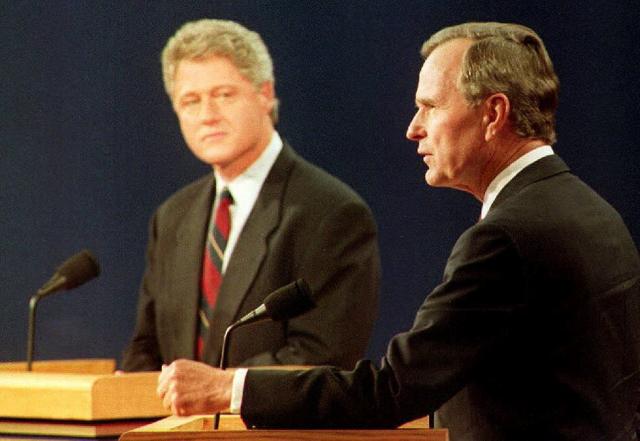 Bill Clinton y George H.W. Bush debatiendo.