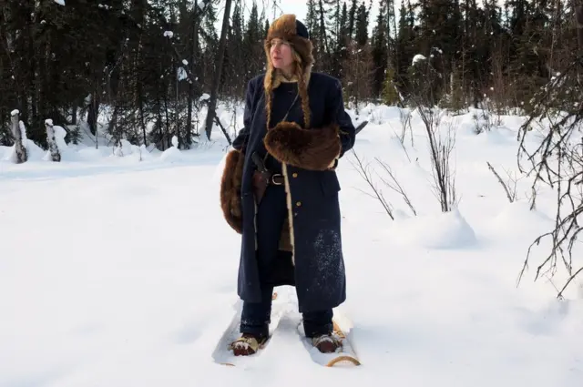 बर्फ़ में खड़ी हुई रोमी