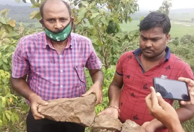 डॉक्टर रंजीत सिंह जीवाश्म के साथ