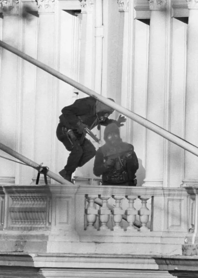 نیروهای ویژه ارتش بریتانیا روی بالکن سفارت ایران