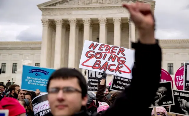 Una protesta de personas a favor del aborto.