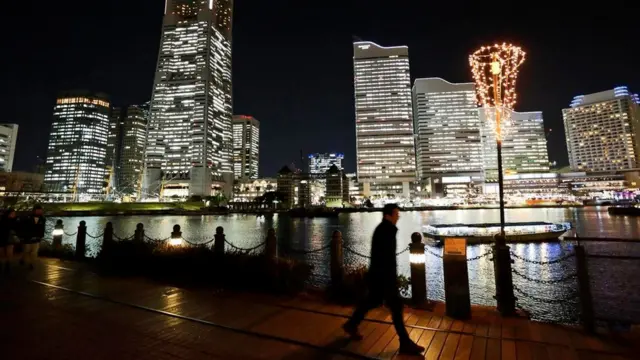 灯火通明的大楼