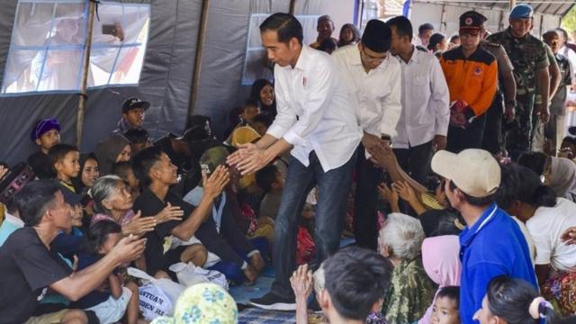President Joko Widodo mengunjungi penduduk desa korban gempa di tempat penampungan di Lombok pada Senin (30 Juli 2018).