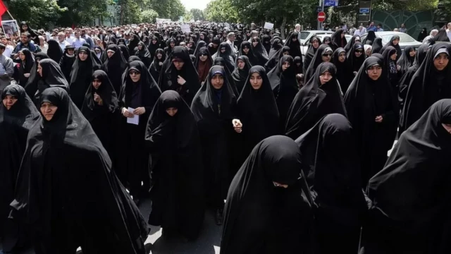 إيرانيات بالزي المفروض عليهن