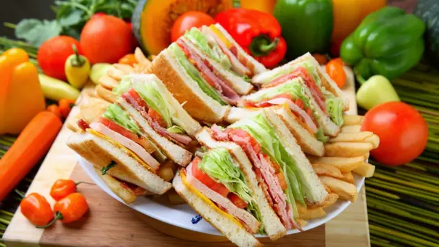 Тарелка с сэндвичами