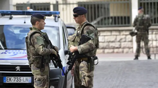 جنديان في مكان الحادثة