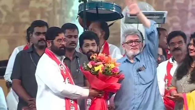 शिंदे के मंच पर ठाकरे के भाई