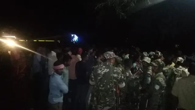 कर्रा पुलिस थाने के बाहर इकट्ठा भीड़