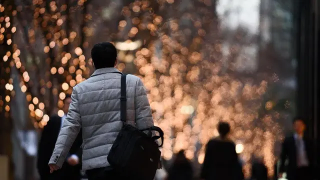 اليابان تشجع الموظفين على مغادرة العمل مبكرا