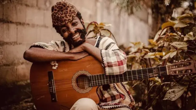 Diana Bouli ici dans le rôle de l'artiste musicien camerounais Eboa Lotin