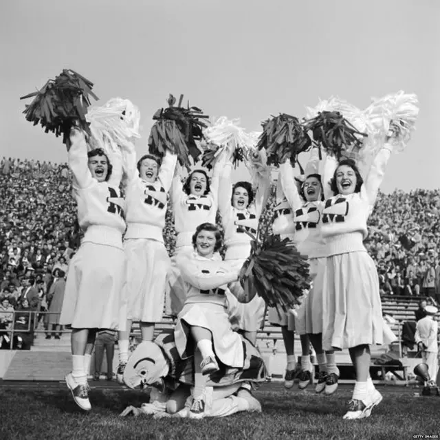 1950 साली युनिव्हर्सिटी ऑफ मेरीलँडच्या फुटबॉल टीमसाठी चीअर करताना चीअरलीडर्स