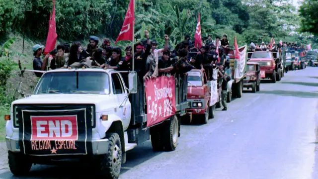 Camiones con militantes del FMLN en El Salvador.