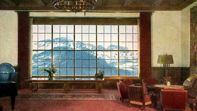 હિટલરના ઘરના અંદર તેમની તસવીર