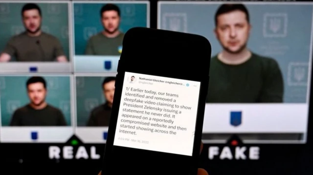 Au premier plan un message est affiché sur un téléphone portable. Au deuxième plan, les images sur plusieurs écrans du fake news sur Volodymyr Zelensky
