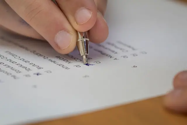 Una persona respondiendo un cuestionario