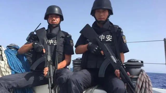 Huaxin China Security ဆိုရင် အာဖရိကအငူကမ်းလွန်နဲ့ အရှေ့တောင်အာရှရေပြင်တွေမှာ သွားလာနေတဲ့ တရုတ်နာမည်ကျော်သင်္ဘောတွေအတွက် ပင်လယ်ဓားပြတိုက်ဖျက်ရေးကို လုပ်ဆောင်ပေးနေ