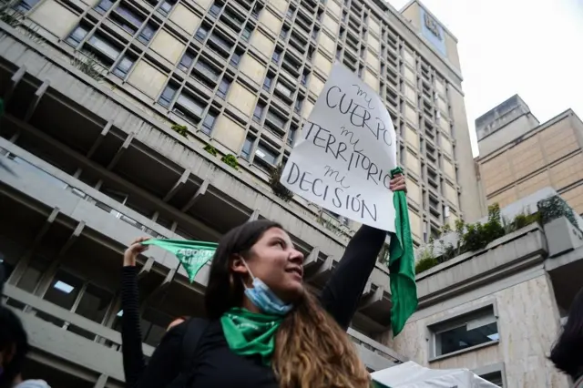 Mujer con una pancarta que dice: "Mi cuerpo, mi territorio, mi decisión"