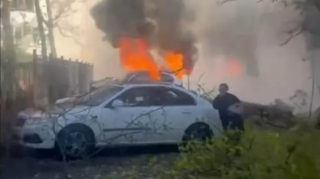 Очевидцы сняли видео с горящими автомобилями во дворе жилого дома