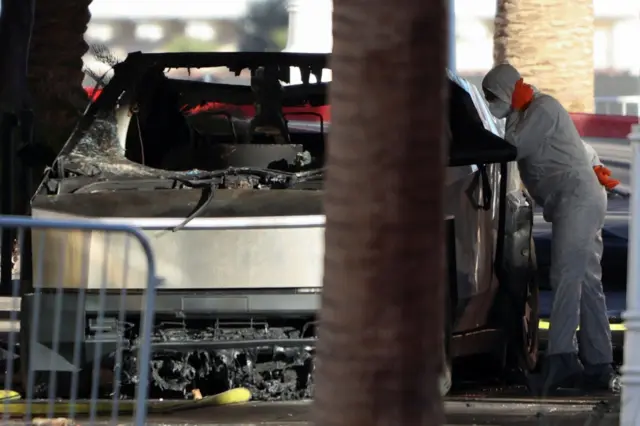 Bombeiros trabalhando no Tesla Cybertruck que pegou fogo na entrada da Trump Towerbetfair sao pauloLas Vegas