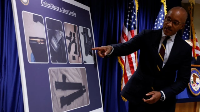 Jaksa AS Damian Williams menunjuk ke sebuah bagan dalam konferensi pers kasus hukum Sean "Diddy" Combs di Manhattan, New York, pada 17 September 2024.
