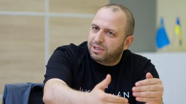 인터뷰 중인 우메로프