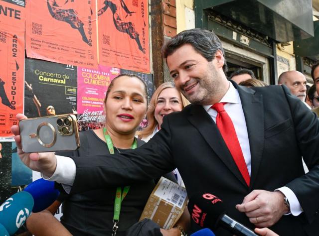 André Ventura tirando selfie com eleitora durante campanha nas ruas de Portugal
