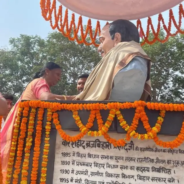 रमा देवी ब्रजबिहारी की प्रतिमा के पास