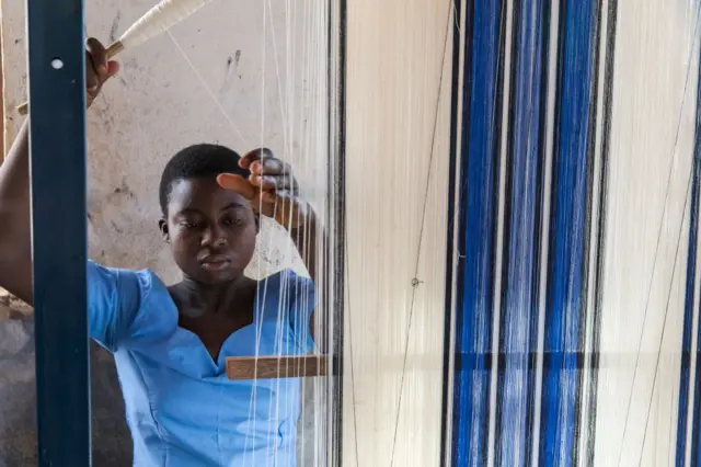 Une fille qui fait du tissage traditionnel