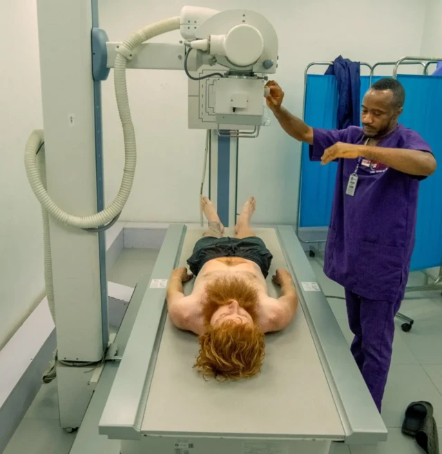 M. Cook a subi des examens médicaux au Nigeria pour des maux de dos récurrents