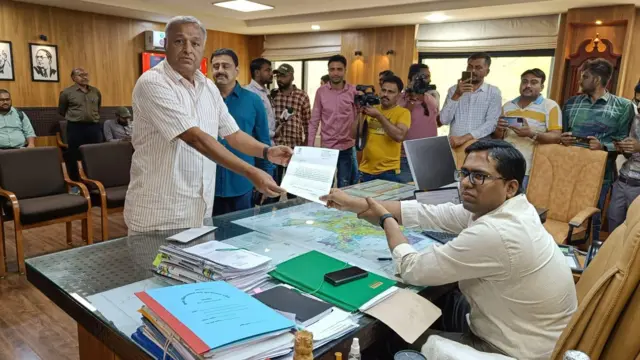 ગુજરાતના પૂર્વ સાંસદ દીનુ સોલંકી, ગીર સોમનાથના કલેક્ટર દિગ્વિજયસિંહ, ગુજરાતમાં ગેરકાયદે બાંધકામ, બીબીસી ગુજરાતી, ગુજરાત