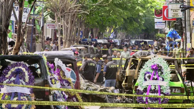 Pada 14 Oktober 2002, polisi memeriksa lokasi ledakan bom di kawasan wisata Kuta, Bali, yang terjadi dua hari sebelumnya.