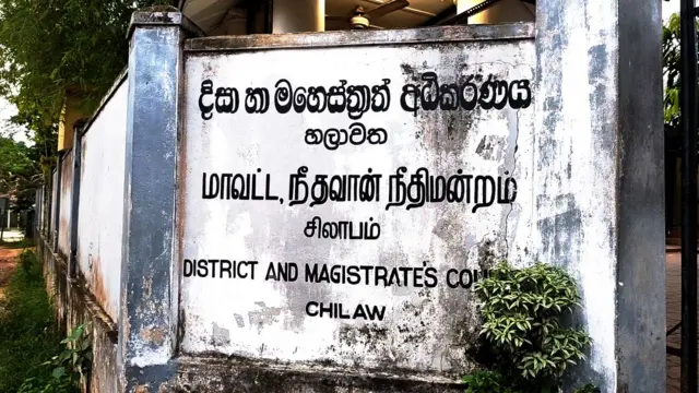 මෙසෙන්ජර් ඔස්සේ මහාධිකරණ විනිසුරුවරියකට ලිංගික හිංසනයක් සිදුවන ආකාරයේ කෙටි පණිවුඩ යැවූ හලාවත ප්රදේශයේ නීතිඥවරයෙකු අපරාධ පරීක්ෂණ දෙපාර්තුමේන්තුව විසින් අත්අඩංගුවට ගනු ලැබ තිබේ.