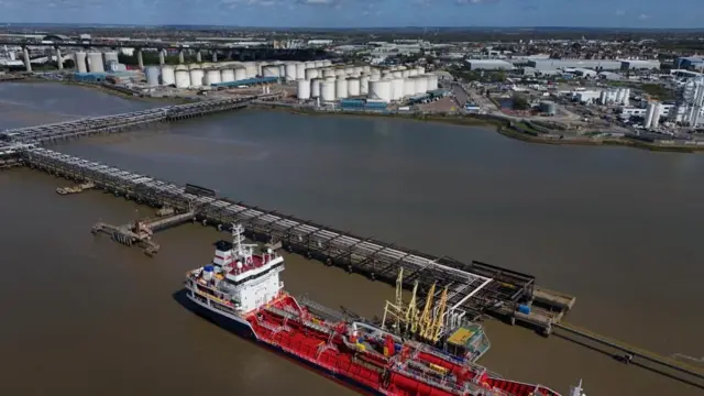 तेल भण्डारको तस्बिर