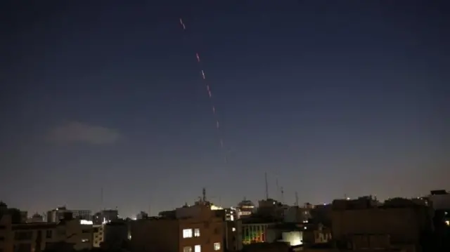 আকাশ প্রতিরক্ষা সক্রিয় করেছে ইরান