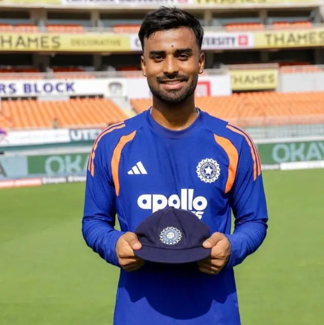 માનવ સુથાર ટૅસ્ટ કૅપ સાથે