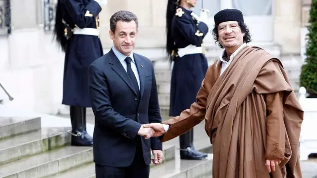 الرئيس الفرنسي نيكولا ساركوزي يستقبل الزعيم الليبي معمر القذافي في قصر الإليزيه بالعاصمة باريس. جاءت زيارة القذافي، التي استمرت خمسة أيام وكانت الأولى له إلى فرنسا منذ أكثر من ثلاثين عامًا، لبحث صفقات تجارية وعسكرية بين البلدين.