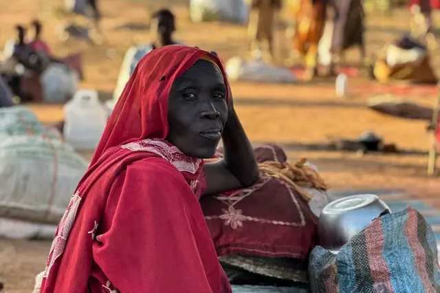 امرأة سودانية نازحة فرّت من مدينة الفاشر بعد سقوطها في يد قوات الدعم السريع، تستريح في بلدة الطويلة بمنطقة دارفور غرب السودان التي مزقتها الحرب، في 28 أكتوبر/تشرين الأول 2025.