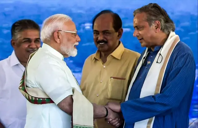 शशि थरूर और पीएम मोदी