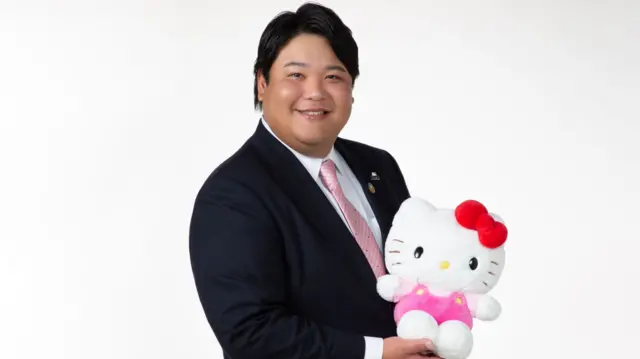 2020年，辻朋邦（Tomokuni Tsuji）继承了三丽鸥的社长职位。