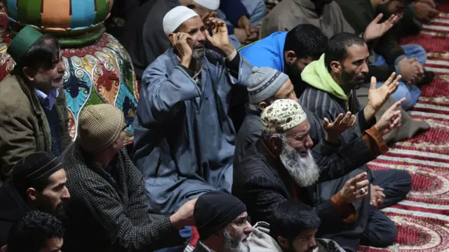 مصلون يؤدون صلاة الجمعة الأولى من شهر رمضان في أحد مساجد ولاية سريناغار، بالهند ويمثل المسلمون أغلبية سكان ولاية سريناغار