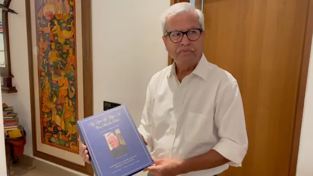 दुष्यंत दवे अपनी लिखी हुई एक चिट्ठी दिखाते हुए