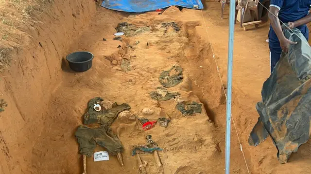 මුලතිව් කොක්කුතුඩුවායි සමූහ මිනිවළ ආශ්‍රිත තුන්වන අදියරේ කැණීම් වලින් තවත් මිනිස් සිරුරු දෙකක අස්ථි කූඩු මතුකර ගෙන තිබේ.