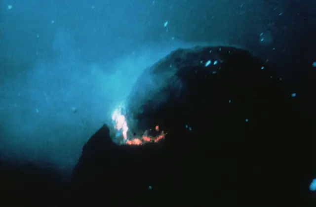 हवाईतील बेटावर ज्वालामुखीचा उद्रेक होतानाचा क्षण