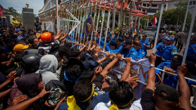 Unjuk rasa warga Pulau Rempang terkait rencana pengembangan Pulau Rempang dan Galang menjadi kawasan ekonomi baru di Kantor Badan Pengusahaan (BP) Batam, Batam, Kepulauan Riau, Rabu (23/8/2023).
